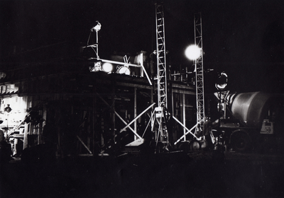 847664 Afbeelding van de nachtelijke werkzaamheden voor de aanleg van het spoorwegviaduct over de Cartesiusweg te ...